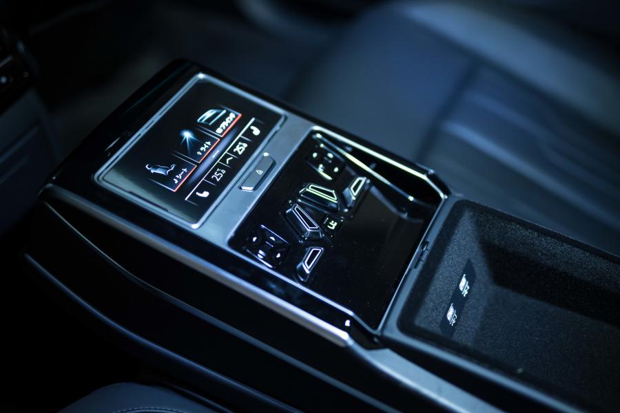 Детали интерьера Audi A8 55 TFSI Quattro (D5) 2018 года  (JP) (фото 3 из 21)